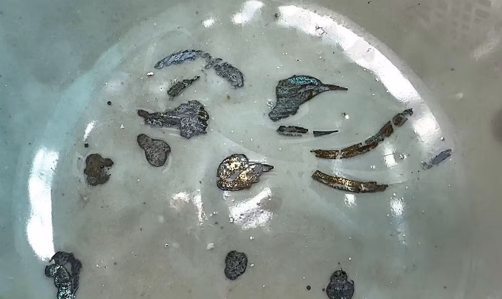 Số hiện vật gốm sứ tìm thấy có nguồn gốc sản xuất từ các lò gốm Chương Châu vùng Nam Trung Hoa, niên đại thế kỷ 16 – 17 thuộc giai đoạn Minh – Thanh.