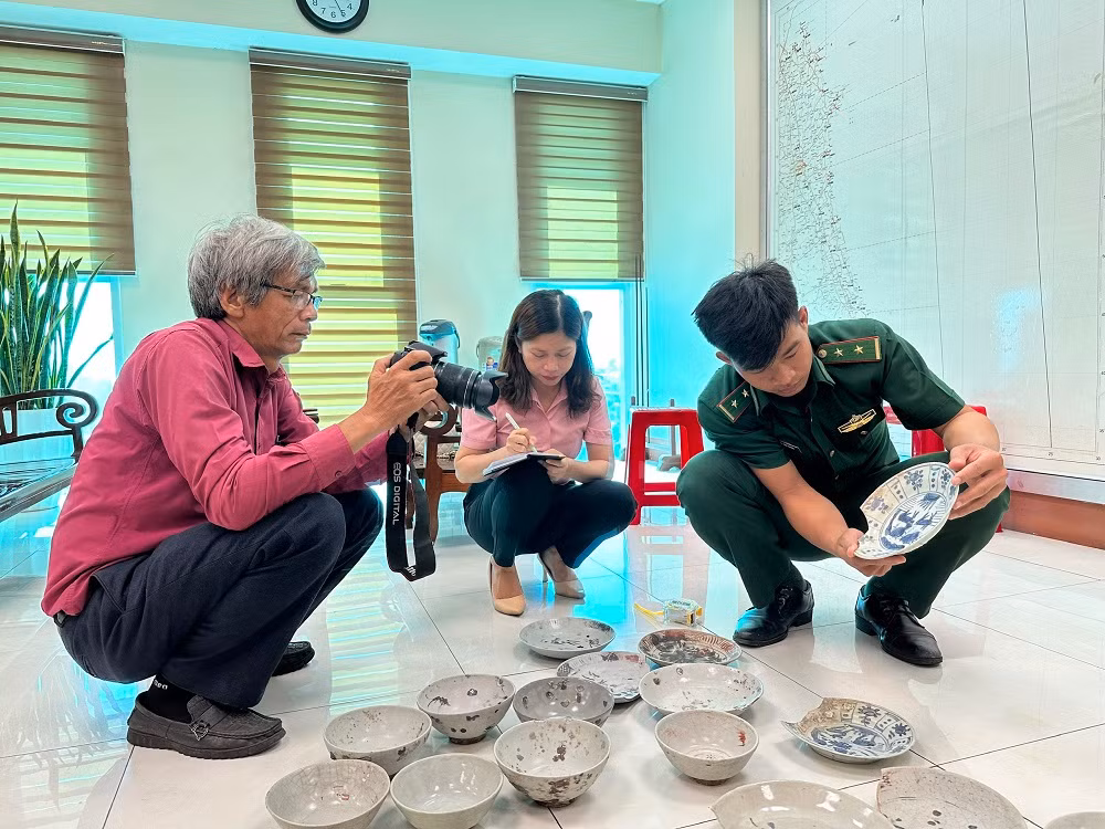 Nhận định ban đầu của cơ quan chuyên môn, số gốm sứ này là “cổ vật” thời Minh – Thanh.