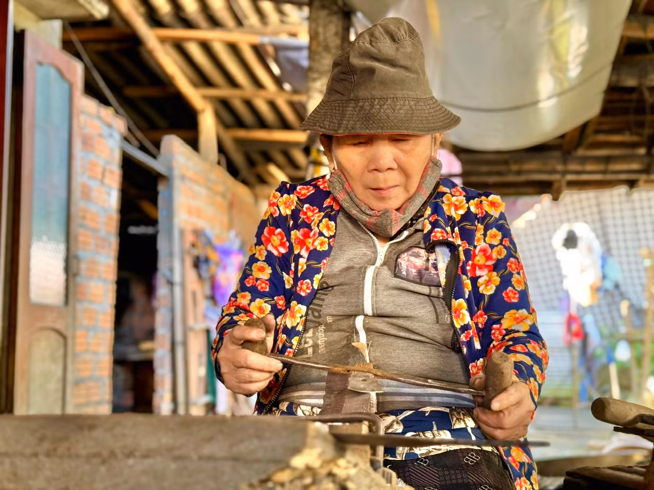 Công việc rèn không chỉ có những người đàn ông mà cả phụ nữ cũng tham gia.