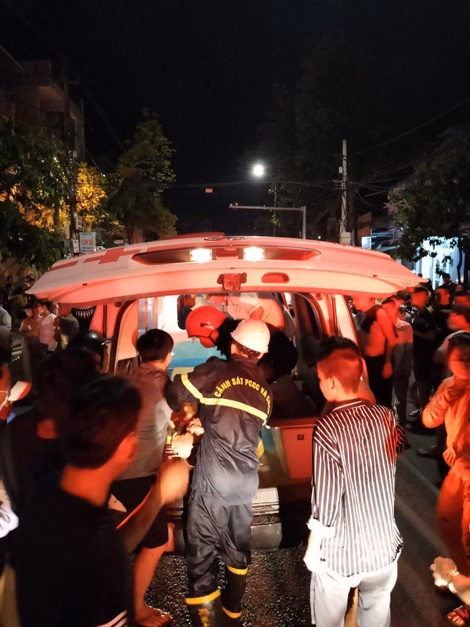 Lực lượng chức năng Quảng Ngãi nỗ lực cứu người bị nạn. Ảnh: N.N