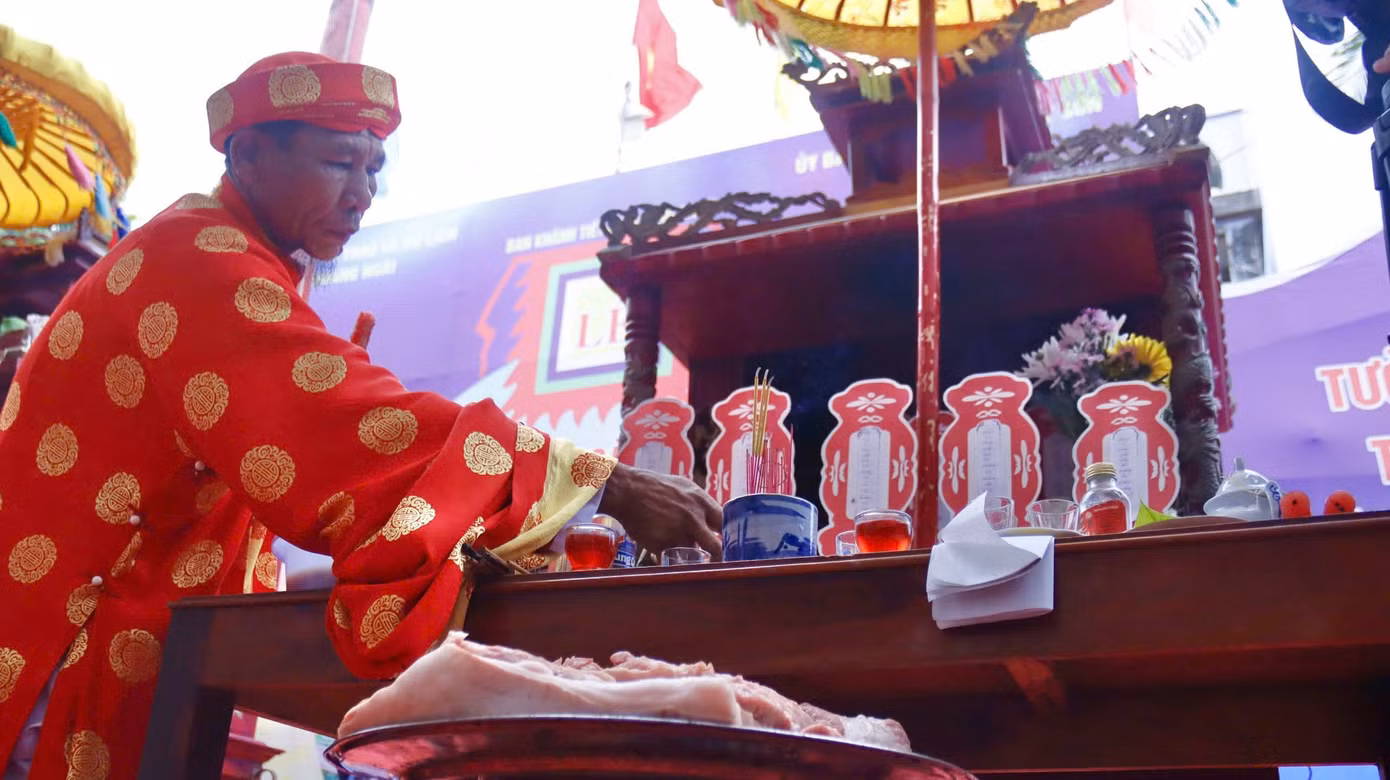 Một lễ vật không thể thiếu trong lễ khao lề thế lính là thuyền câu và bài vị của những binh phu đã bỏ mình nơi dặm dài biển cả. Ảnh: Nguyễn Ngọc.