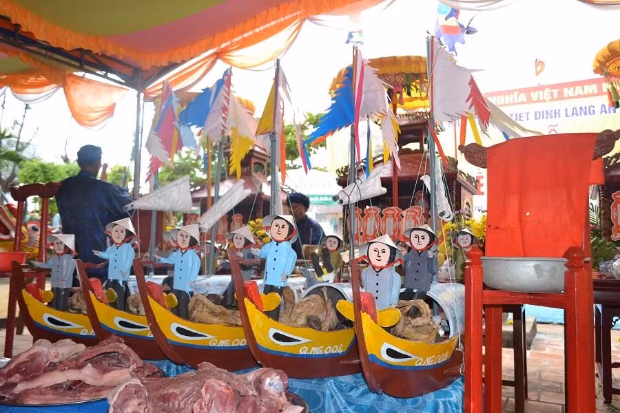 Các thuyền câu, hình nhân làm bằng giấy dùng để thức hiện nghi lễ khao lề thế lính Hoàng Sa.
