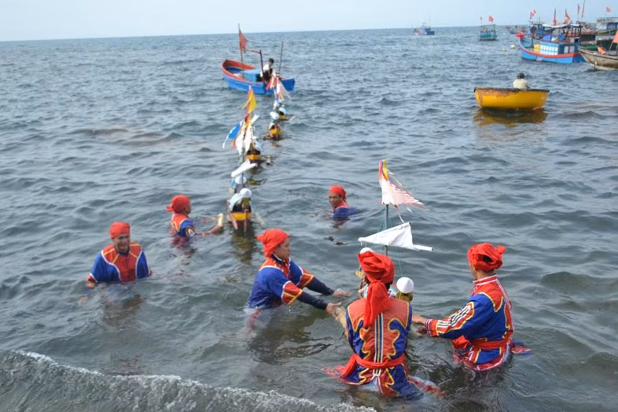 Nghi thức thả thuyền ra biển.