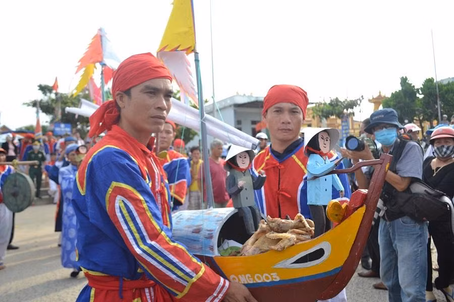 Sau lễ tế ở đình làng An Vĩnh là nghi thức thả thuyền tế ra biển.