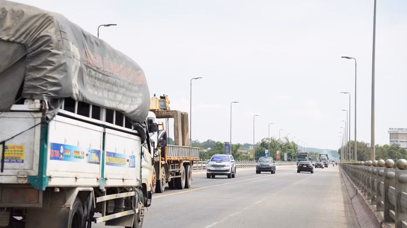 Cầu Trà Khúc 2 là cầu giao thông huyết mạch trên tuyến Quốc lộ 1A qua thành phố Quảng Ngãi được xây dựng tháng 2/2002 và đưa vào sử dụng từ năm 2004, cầu có chiều dài 1.200m, với 4 làn xe.