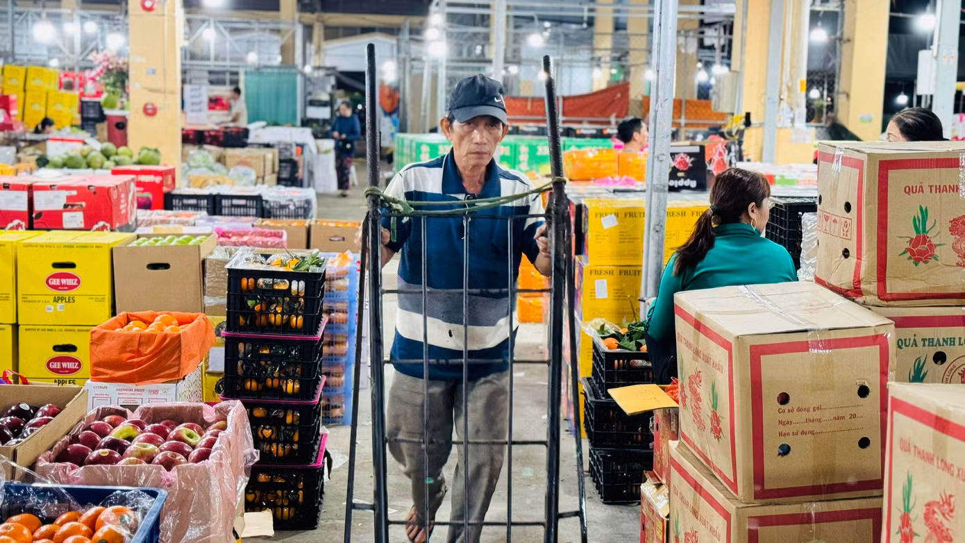 Càng những ngày cận Tết, những cửu vạn lại càng cố gắng kiếm thêm nhiều việc. Họ không quản mệt nhọc bởi với họ không chỉ là kiếm sống mà còn hy vọng về một cái Tết đủ đầy cho cả gia đình. Ảnh: Nguyễn Ngọc