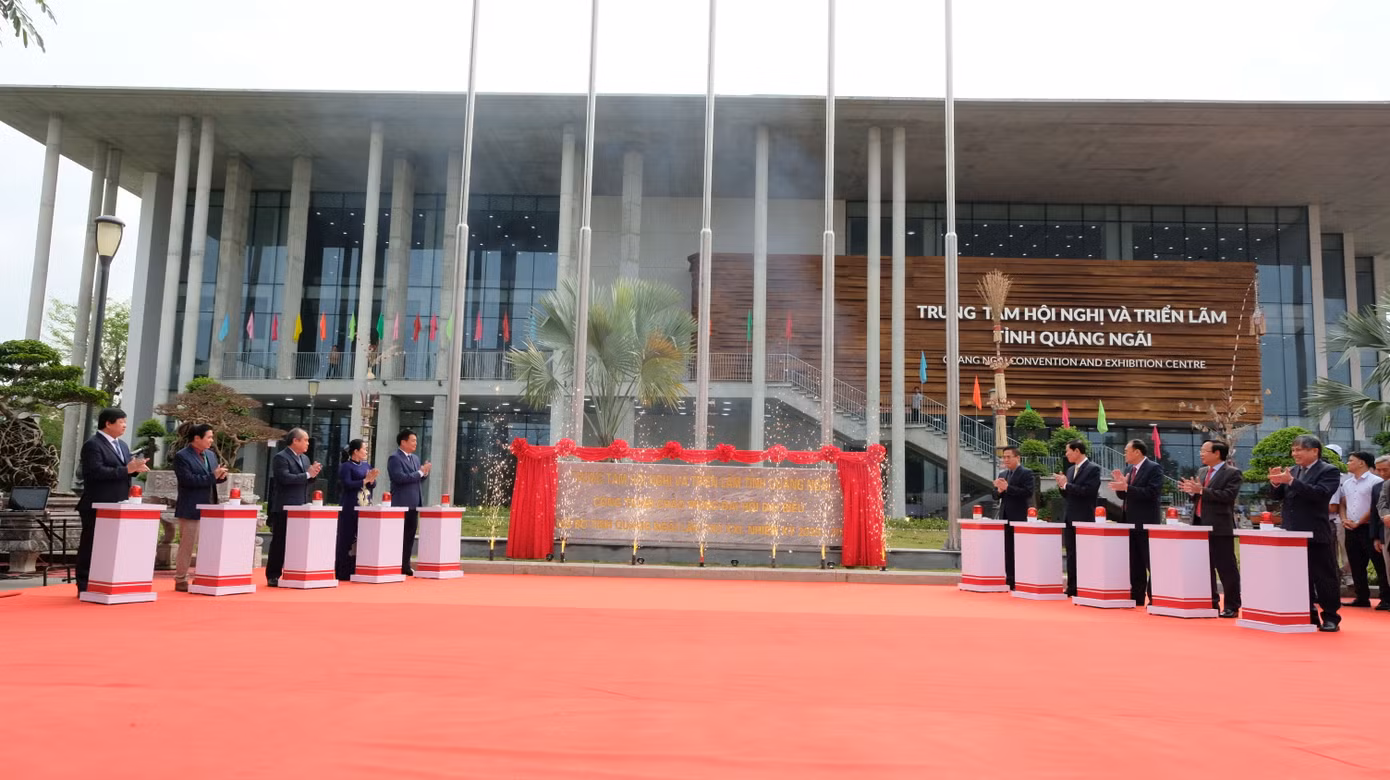 Lãnh đạo tỉnh Quảng Ngãi cắt băng khánh thành Trung tâm Hội nghị - Triển lãm với tổng vốn đầu tư 300 tỷ đồng. Lãnh đạo tỉnh Quảng Ngãi cắt băng khánh thành Trung tâm Hội nghị - Triển lãm với tổng vốn đầu tư 300 tỷ đồng.