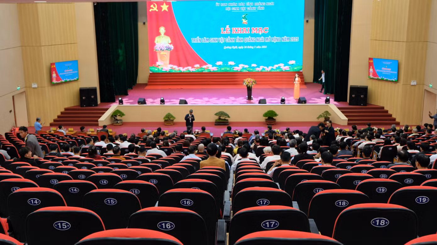Khối nhà hội nghị triển lãm được trong nhà gồm 1 hội trường 1.000 chỗ ngồi. Khối nhà hội nghị triển lãm được trong nhà gồm 1 hội trường 1.000 chỗ ngồi.