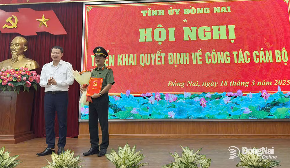 Bí thư Tỉnh ủy Vũ Hồng Văn chúc mừng thiếu tướng Nguyễn Đức Hải được nhận quyết định của Ban Bí thư Trung ương Đảng. Ảnh: Bùi Cúc