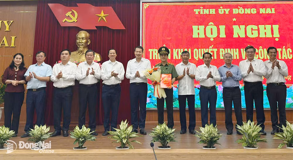 Bí thư Tỉnh ủy Vũ Hồng Văn, Phó bí thư thường trực Tỉnh ủy Hồ Thanh Sơn cùng các đồng chí Ủy viên Ban Thường vụ Tỉnh ủy chúc mừng thiếu tướng Nguyễn Đức Hải. Ảnh: Bùi Cúc
