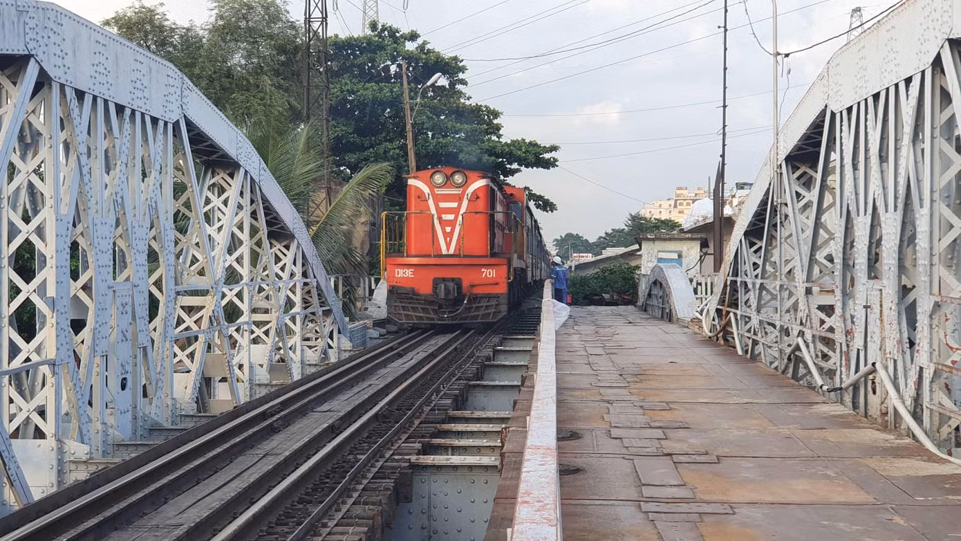Cầu đường sắt trăm tỷ ở Sài Gòn trước ngày thông xe ảnh 8