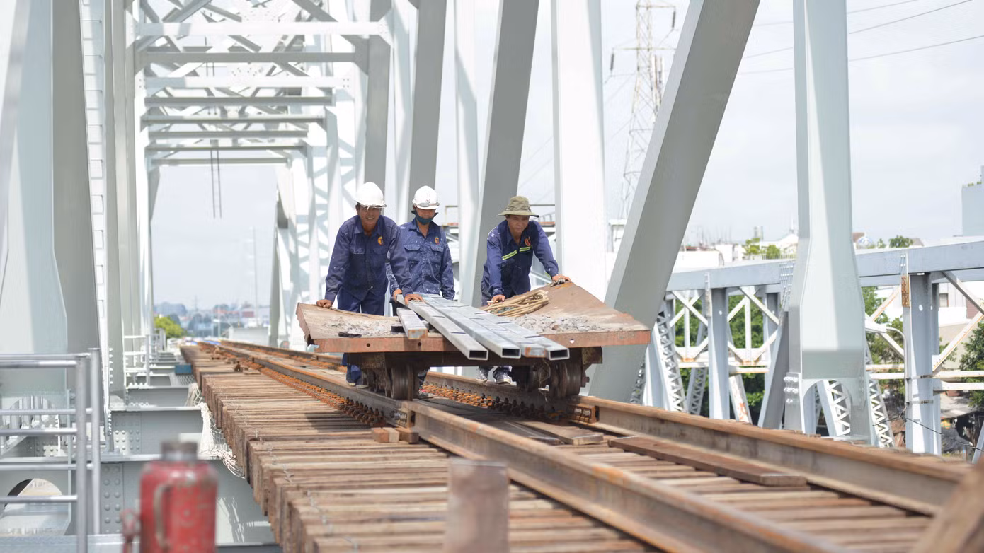 Cầu đường sắt trăm tỷ ở Sài Gòn trước ngày thông xe ảnh 13