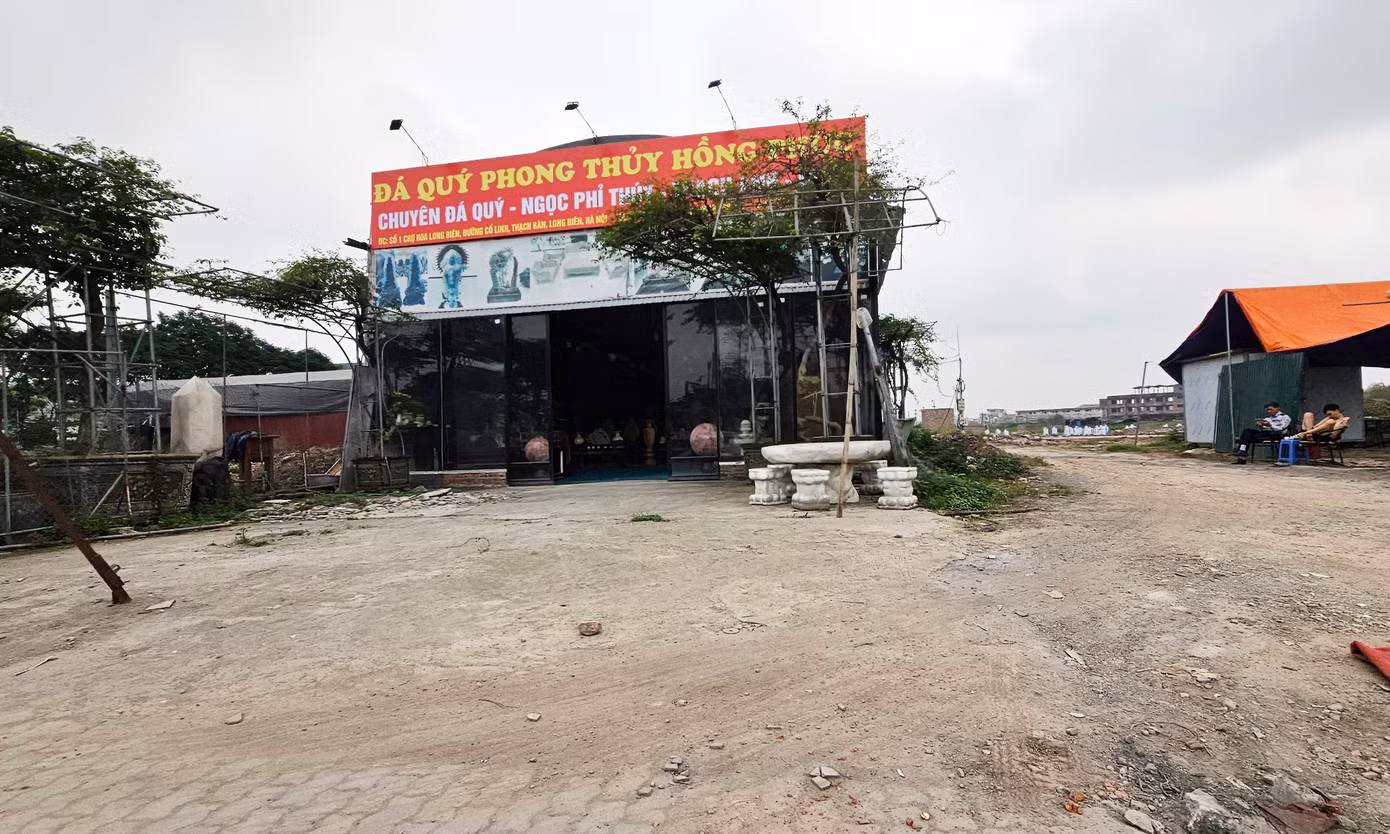 Tuy nhiên, theo ghi nhận của PV sáng 24/4, cửa hàng kinh doanh đá quý phong thủy Hồng Phúc trong khu đất dự án vẫn mở cửa hoạt động, bãi xe vẫn có các xe ra vào. Nhiều công trình hạng mục không đúng quy hoạch vẫn tồn tại.