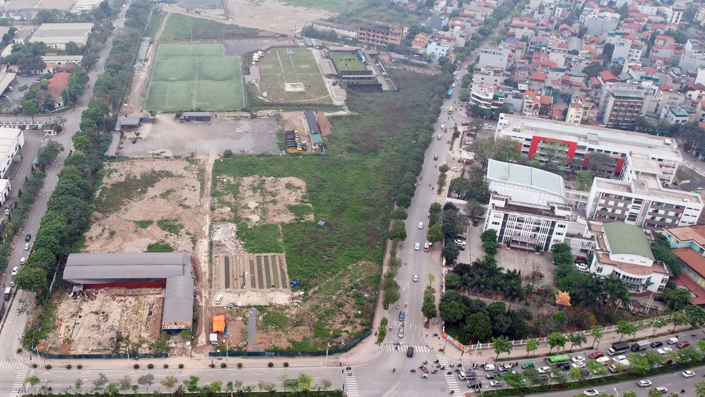 Điều đáng nói, khu đất dự án nằm ngay sát trụ sở UBND phường Thạch Bàn, nhưng nhiều năm qua vẫn được các đơn vị sử dụng sai mục đích, sai quy hoạch được duyệt.