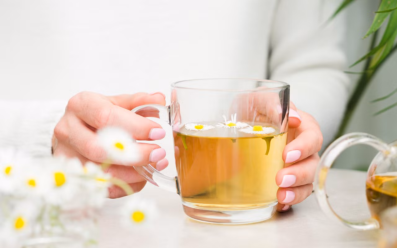 Một cốc trà hoa cúc pha mật ong có thể giúp thần kinh của bạn dịu lại và ngủ ngon hơn.