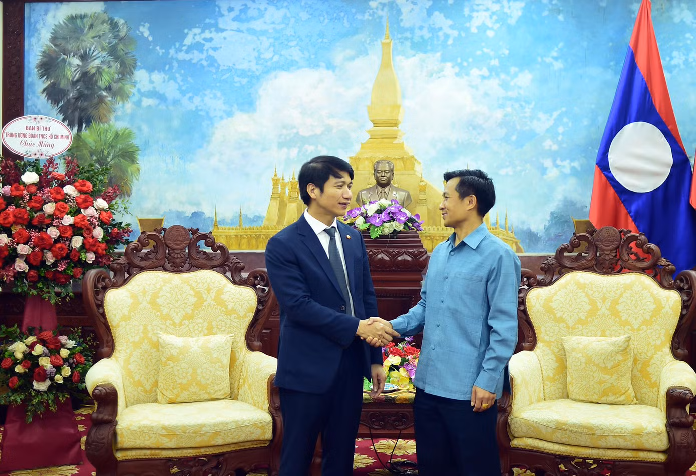 Anh Nguyễn Ngọc Lương và Ông Chanthaphone Khammanichanh tại buổi chúc Tết.