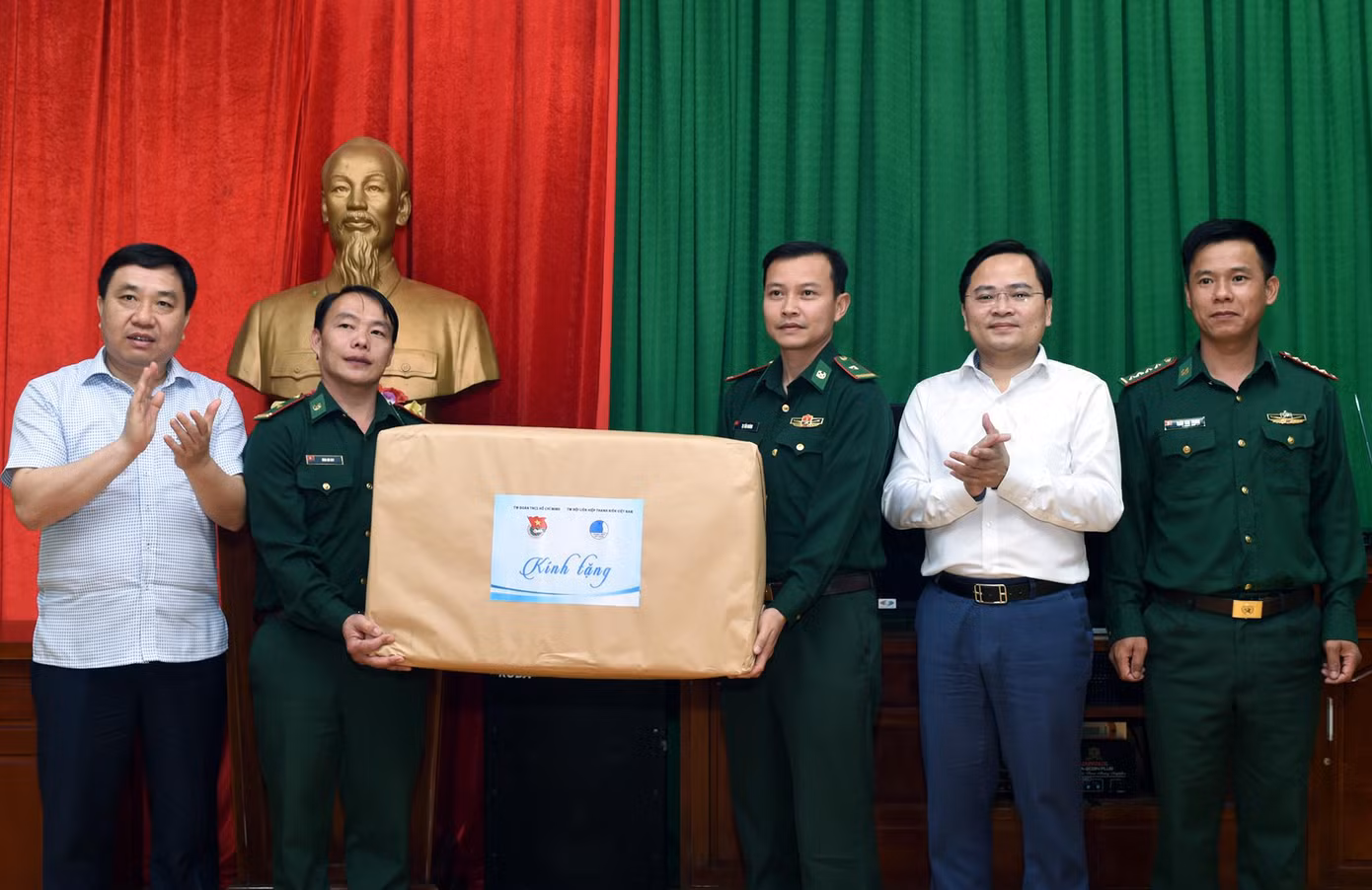 Anh Nguyễn Anh Tuấn và ông Nguyễn Mạnh Dũng tặng khẩu trang tới Đồn BP Xín Cái. Ảnh: Xuân Tùng
