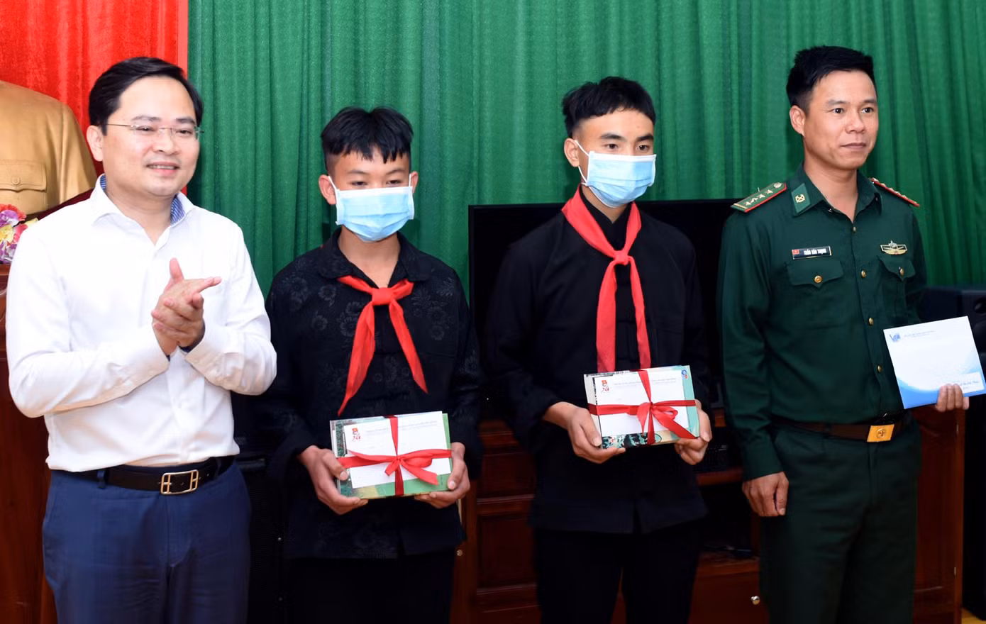 Bí thư thứ nhất T.Ư Đoàn Nguyễn Anh Tuấn tặng quà hai em Vừ Mí Sinh và Vừ Mí Tủa (lớp 8A3 Trường PTDT Bán trú THCS Xín Cái), cùng các trường hợp được Đồn BP Xín Cái đỡ đầu. Ảnh: Xuân Tùng