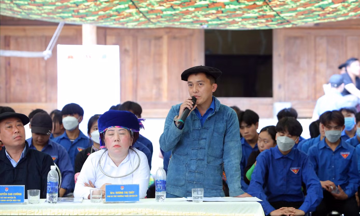 Anh Sùng Mí Phìn chia sẻ tại tọa đàm. Ảnh: Lâm Đăng Hải