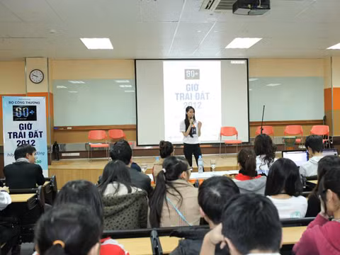 Đại sứ Dương Thùy Linh chia sẻ: “Không chỉ dừng lại hành động tắt đèn một giờ mỗi năm, bằng ý thức và những hành động đơn giản khác, chúng ta vẫn có thể chống lại biến đổi khí hậu và bảo vệ môi trường một cách thiết thực như tắt đèn và thiết bị điện không cần thiết, ưu tiên sử dụng sản phẩm từ vật liệu tái chế, tặng lại đồ cũ còn tốt thay vì biến chúng thành rác thải, hạn chế đi lại bằng phương tiện cá nhân, ưu tiên sử dụng thiết bị tiết kiệm năng lượng và thân thiện với môi trường…”