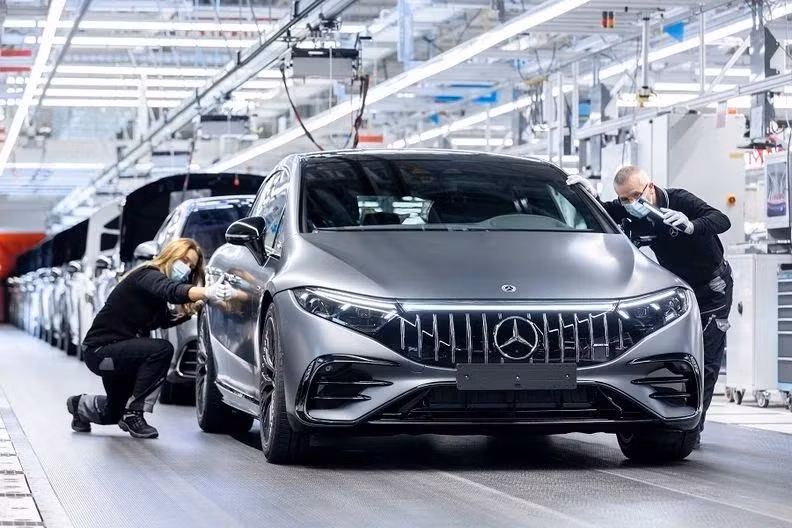 Mẫu sedan chạy điện mới EQS chịu ảnh hưởng từ quyết định giảm sản lượng.