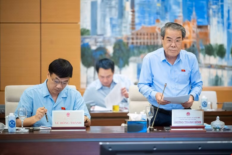 Trưởng Ban Dân nguyện Dương Thanh Bình báo cáo tại phiên họp