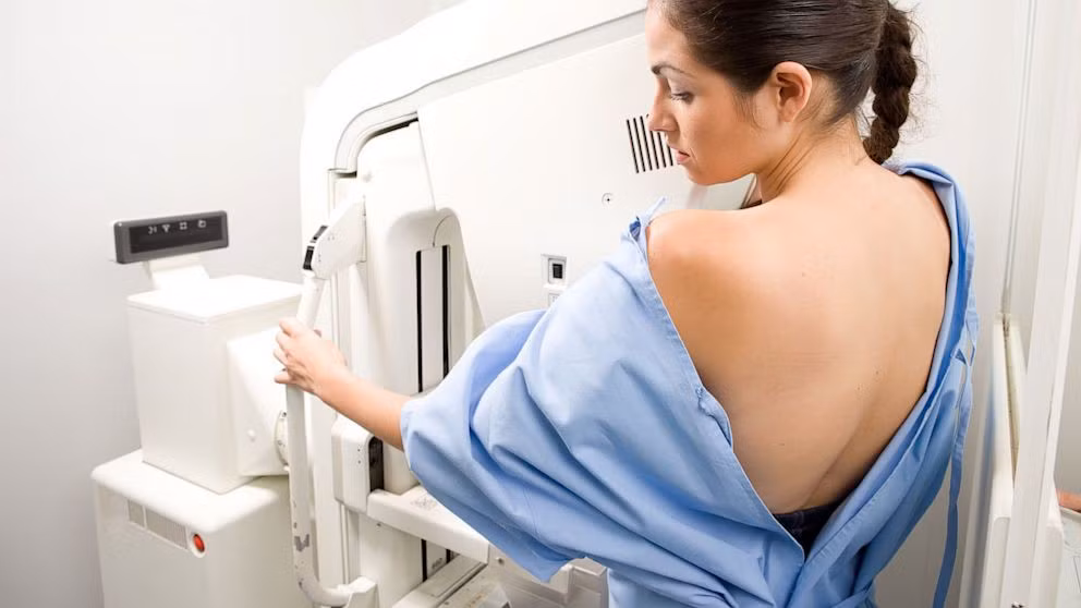 Ung thư vú là bệnh lý ác tính xuất phát từ tế bào tuyến vú. Khi thấy vùng ngực có những dấu hiệu bất thường cần đến ngay bệnh viện để được khám và điều trị. Ảnh minh họa: Internet