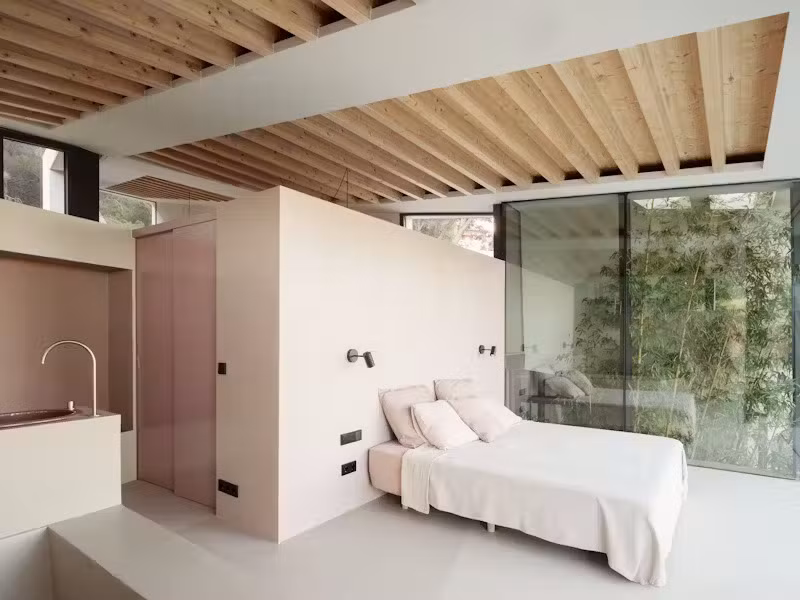 Toàn bộ bảng màu vật liệu được chọn lọc tinh tế: đá địa phương, gỗ, bê tông, thảm thực vật bản địa, nhằm kết nối công trình với bối cảnh Địa Trung Hải, đồng thời tôn vinh nghệ thuật xây dựng truyền thống trên đảo.