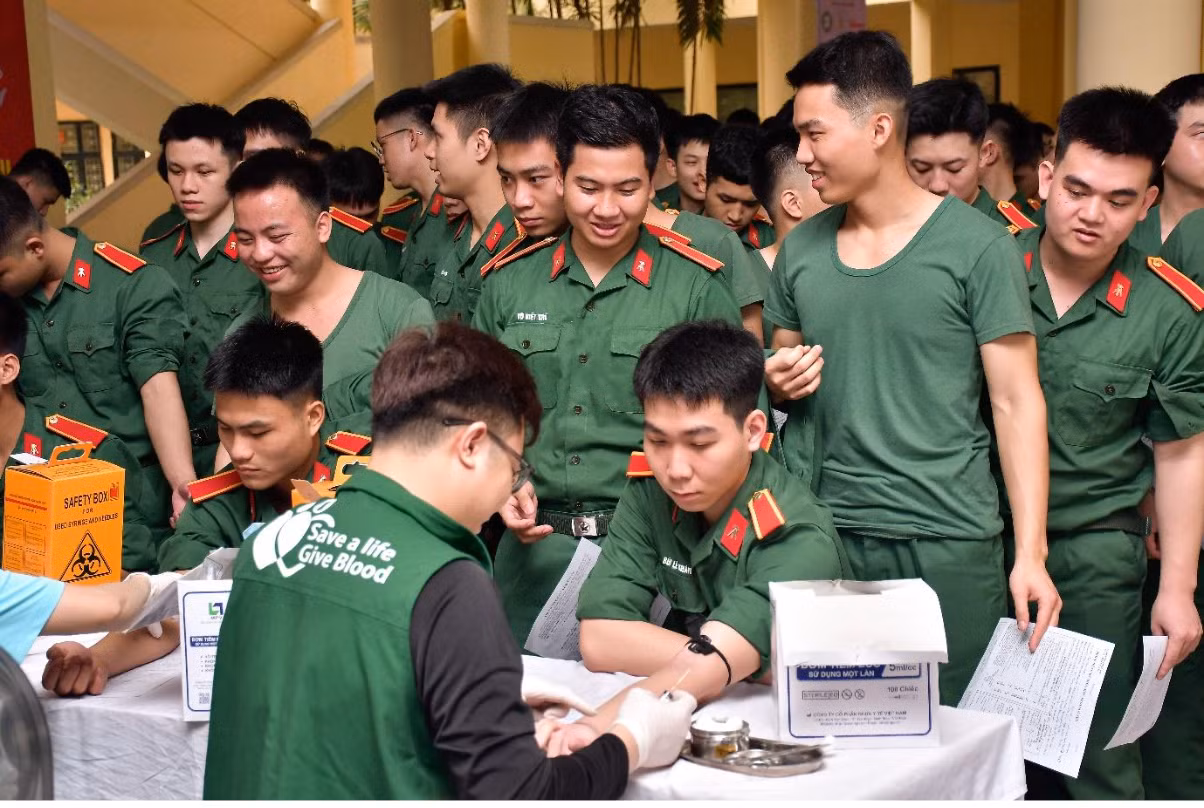 Hơn 800 lượt cán bộ, nhân viên, giảng viên, học viên và chiến sĩ tham gia hiến máu tại chương trình “Chủ Nhật Đỏ” lần thứ XVII năm 2025.