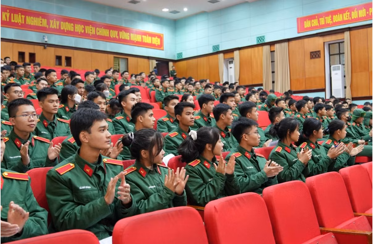 Hơn 800 lượt cán bộ, nhân viên, giảng viên, học viên và chiến sĩ tham gia hiến máu tại chương trình “Chủ Nhật Đỏ” lần thứ XVII năm 2025.