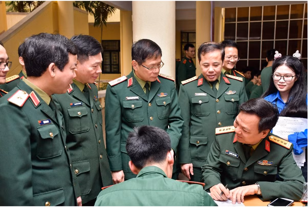 Lãnh đạo Học viện Kỹ thuật quân sự cùng đoàn đại biểu thăm và động viên cán bộ, giảng viên, nhân viên và chiến sĩ tham gia hiến máu tại chương trình.