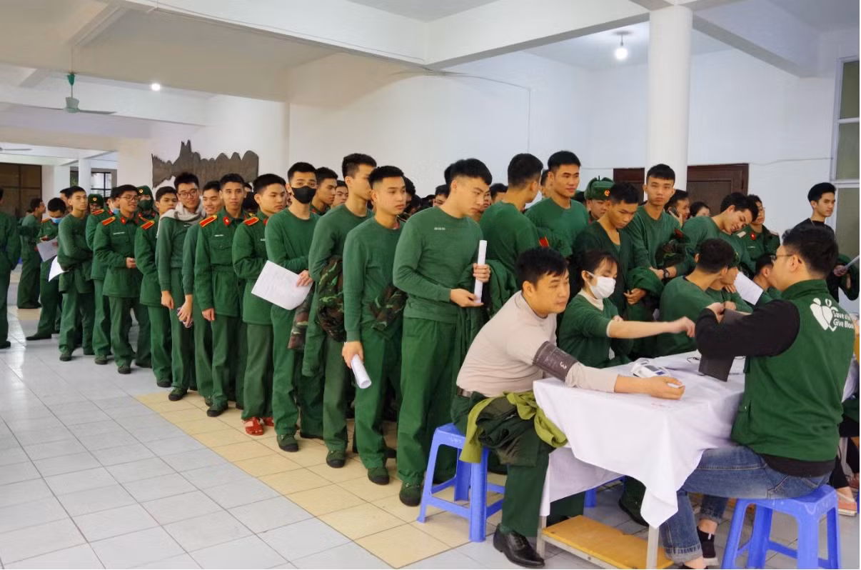 Hơn 800 lượt cán bộ, nhân viên, giảng viên, học viên và chiến sĩ tham gia hiến máu tại chương trình “Chủ Nhật Đỏ” lần thứ XVII năm 2025.