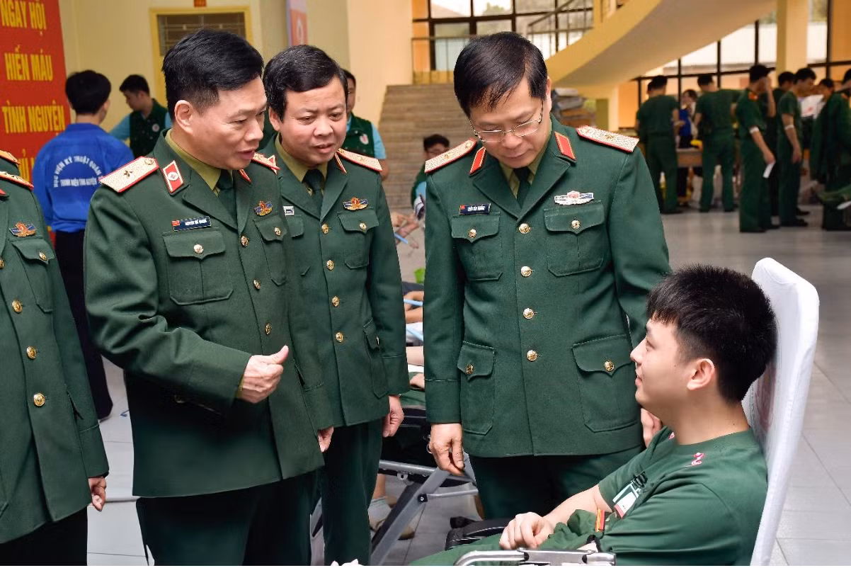 Lãnh đạo Học viện Kỹ thuật quân sự cùng đoàn đại biểu thăm và động viên cán bộ, giảng viên, nhân viên và chiến sĩ tham gia hiến máu tại chương trình.