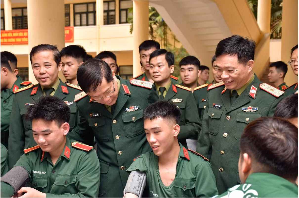 Lãnh đạo Học viện Kỹ thuật quân sự cùng đoàn đại biểu thăm và động viên cán bộ, giảng viên, nhân viên và chiến sĩ tham gia hiến máu tại chương trình.