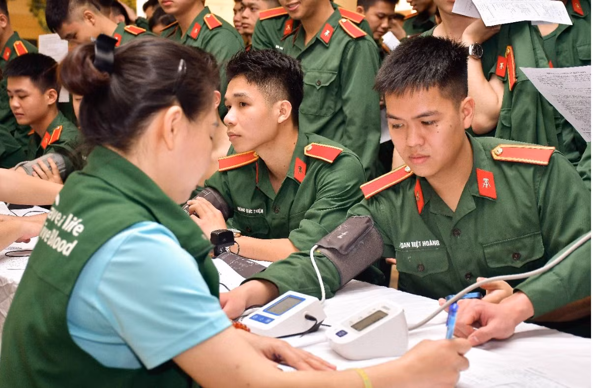 Hơn 800 lượt cán bộ, nhân viên, giảng viên, học viên và chiến sĩ tham gia hiến máu tại chương trình “Chủ Nhật Đỏ” lần thứ XVII năm 2025.
