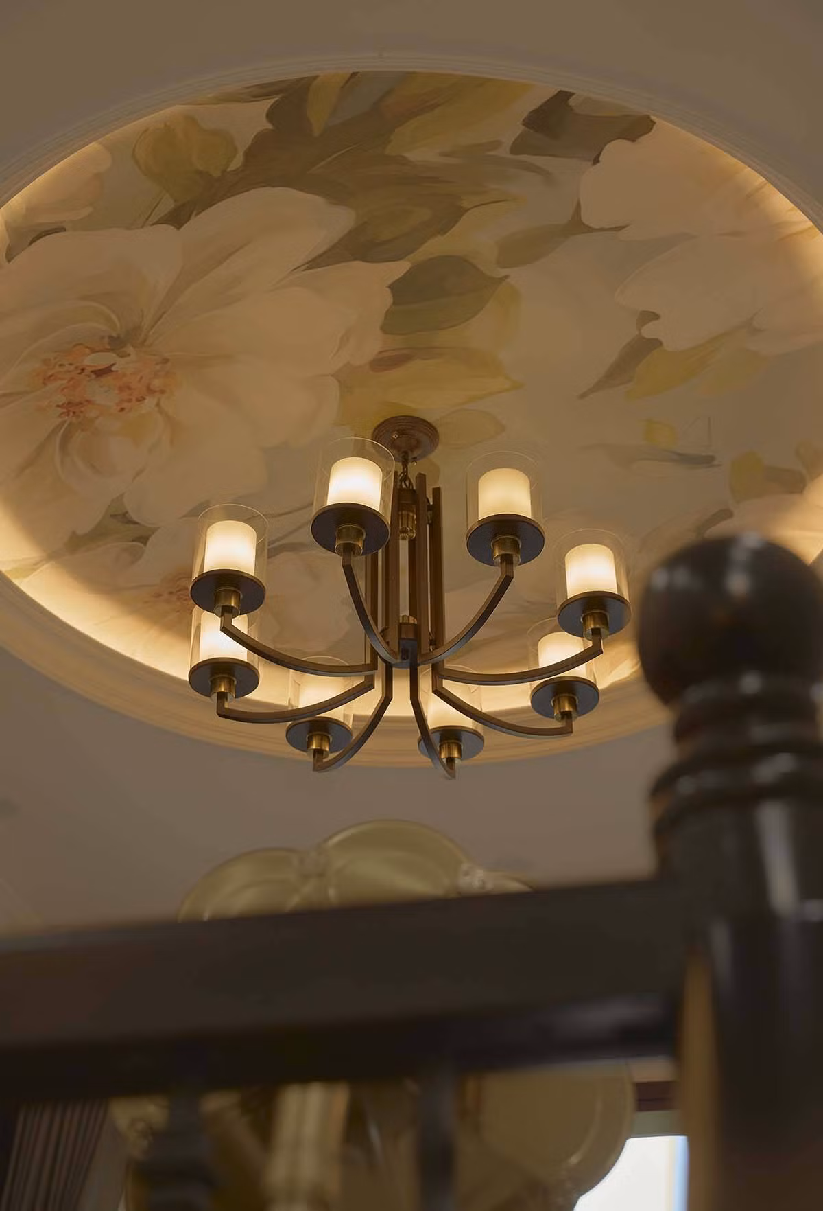 Thiết kế thông thoáng giúp giảm thiểu sự phụ thuộc vào các thiết bị cơ học, đồng thời tăng sự tương tác giữa các thành viên trong gia đình qua kết nối thị giác xuyên suốt.
