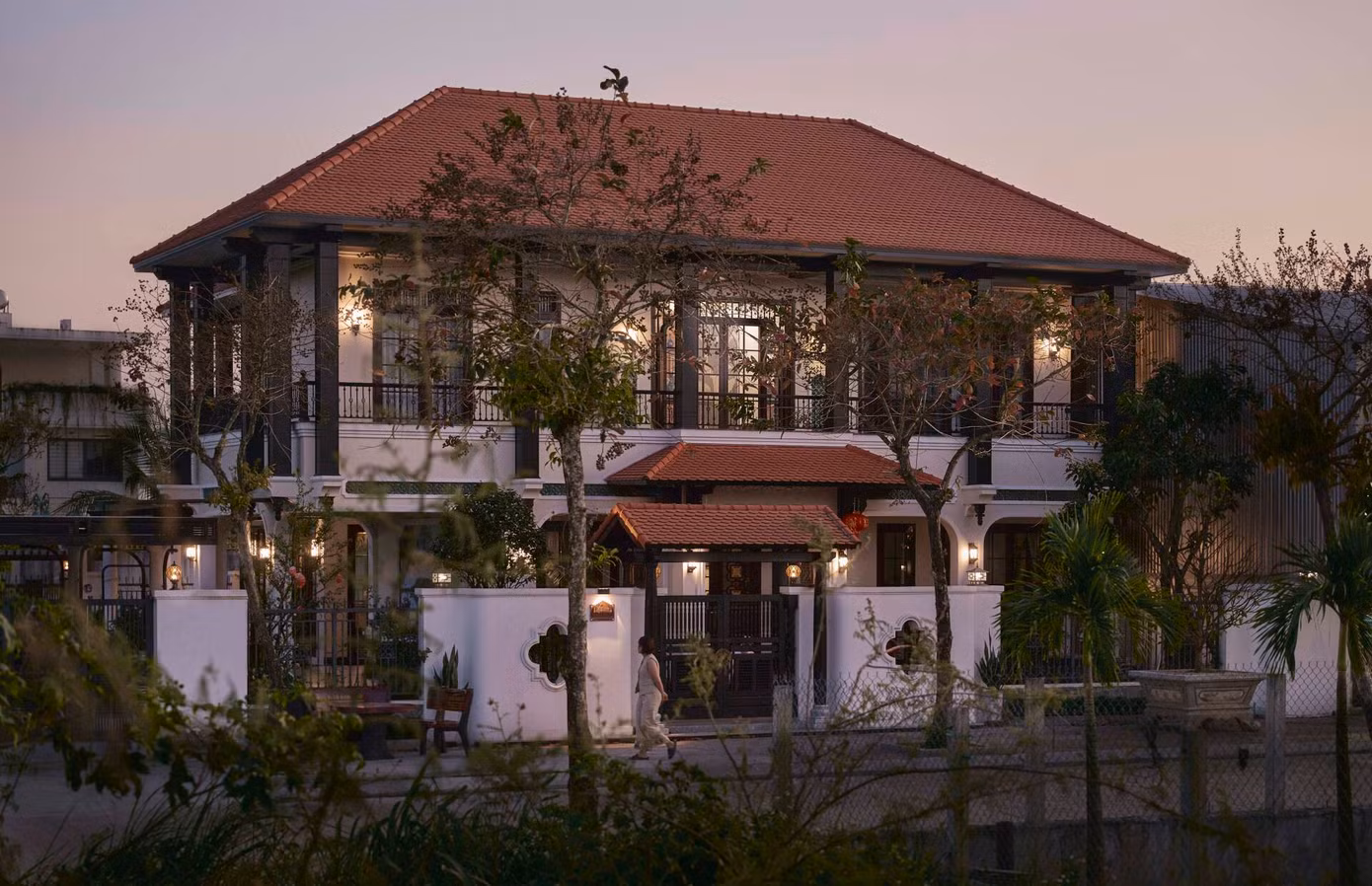 Khang Villa nằm giữa lòng thành phố Quảng Ngãi. Ngôi nhà gây ấn tượng bởi sự thấu cảm và yên tĩnh từ trong kiến tạo.