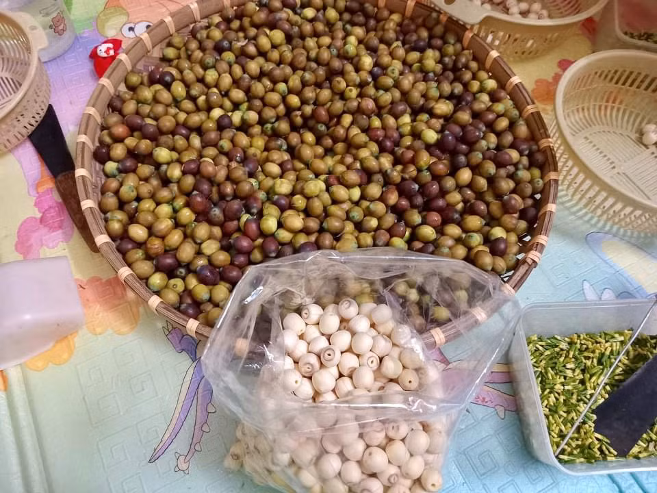 Công đoạn bóc vỏ hạt sen được đánh giá là công đoạn lâu nhất bởi cần sự tỉ mỉ và tập trung cao độ. Có những hạt già bắt đầu chuyển đen thì lớp vỏ ngoài lại rất cứng, dùng dao cắt rất khó.