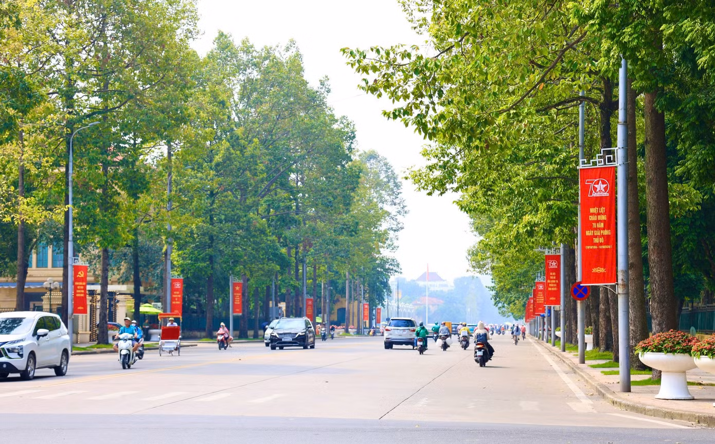 Ghi nhận tại nhiều tuyến phố như Hùng Vương, Hoàng Diệu, Lê Hồng Phong... các trụ sở cơ quan đã được treo băng rôn, tranh cổ động chuẩn bị đón chào 70 năm ngày Giải phóng Thủ đô.