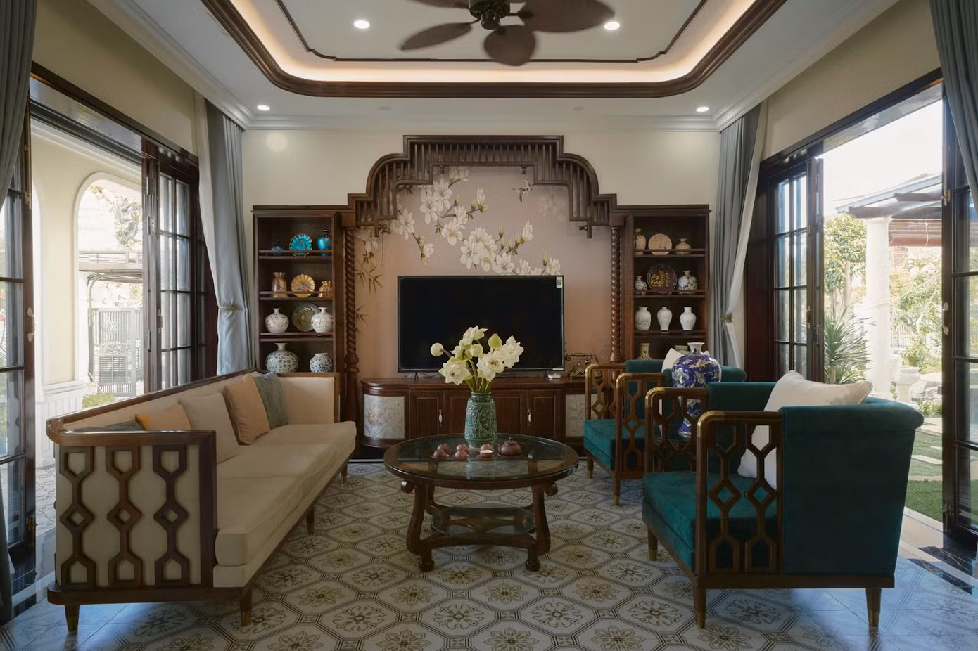 Nội thất trong căn biệt thự được không chạy theo xu hướng vật liệu công nghiệp hay hiệu ứng hình thức. Khang Villa chọn lọc những chất liệu rất đỗi gần gũi như gỗ, tre, gạch bông, ngói...
