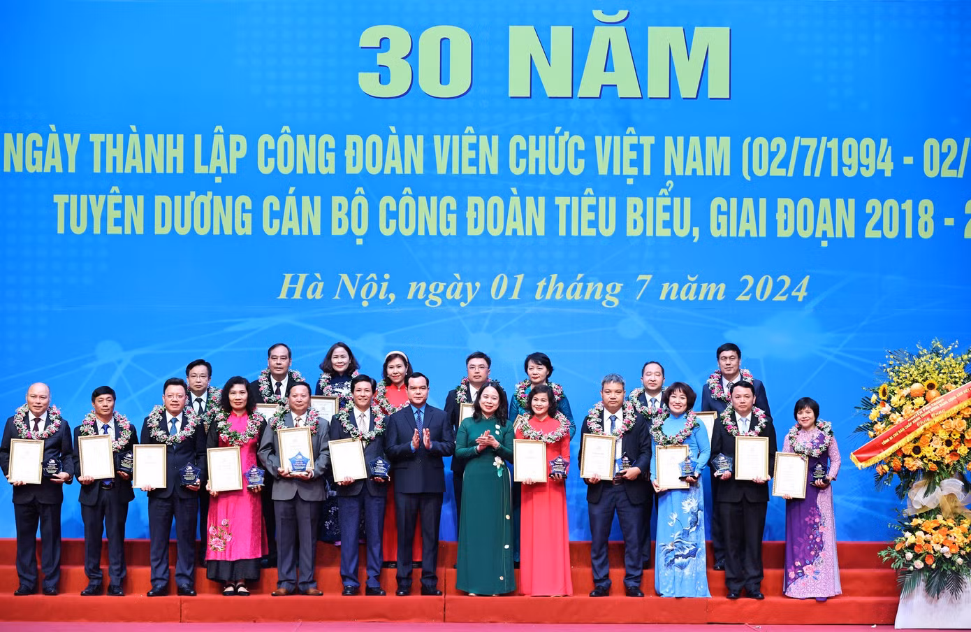 Phó Chủ tịch nước Võ Thị Ánh Xuân và Chủ tịch Tổng LĐLĐVN Nguyễn Đình Khang biểu dương cán bộ công đoàn tiêu biểu tại lễ kỷ niệm.