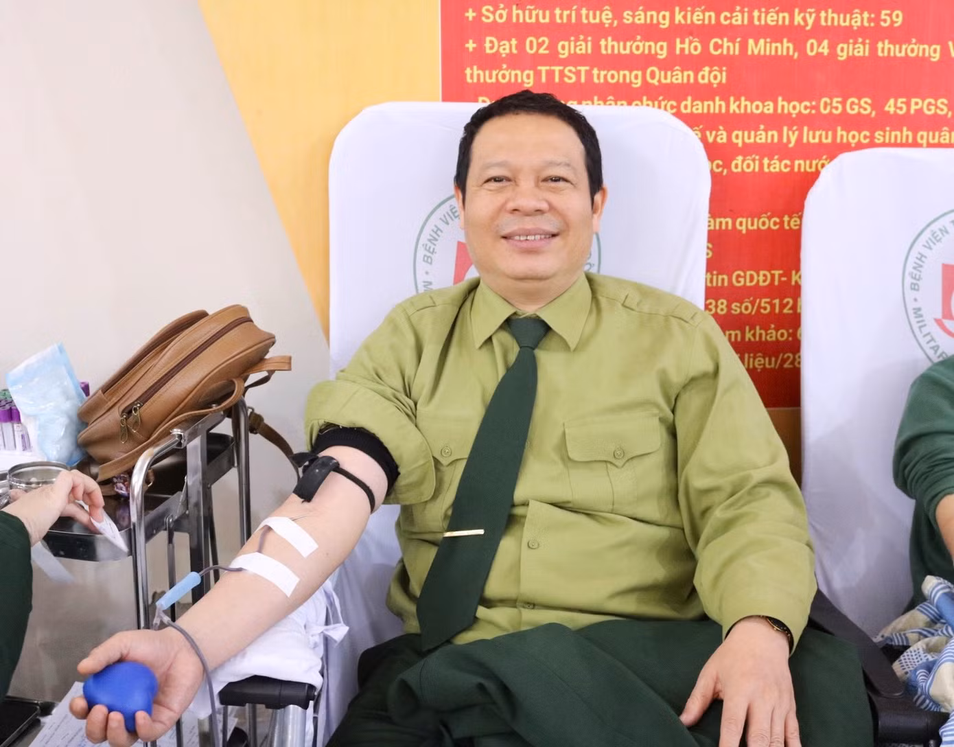 Đại tá Bùi Sơn Nam - Chỉ huy trưởng Trung tâm huấn luyện 125 Vĩnh Phúc, Vĩnh Yên chia sẻ: “Tôi vô cùng vinh dự và phấn khởi khi được tham gia hiến máu. Bản thân là cán bộ chiến sĩ của học viện, tôi cũng muốn góp một phần nhỏ vào công việc chung và lan tỏa đến những học viên, sinh viên của học viện cũng như mọi người nghĩa cử cao đẹp, tinh thần tương thân tương ái của dân tộc ta".