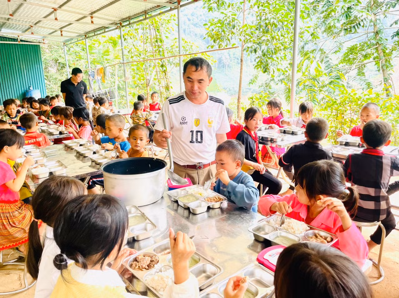 Những bữa cơm của cho các em nhỏ tại các điểm trường được cải thiện hơn rất nhiều kể từ khi dự án "Cùng nhau nuôi em Mường Lát" được thành lập.