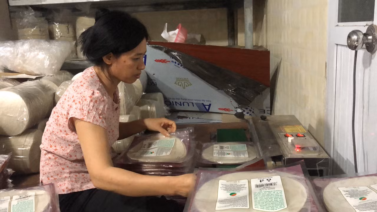 Trước kia, bà con làng Chều chủ yếu sản xuất thủ công nên năng suất, sản lượng không cao. Đúc rút được kinh nghiệm, nhiều hộ sản xuất đã áp dụng khoa học công nghệ, từng bước hoàn thiện sản xuất, sản lượng bánh làm ra gấp nhiều lần trước đây.