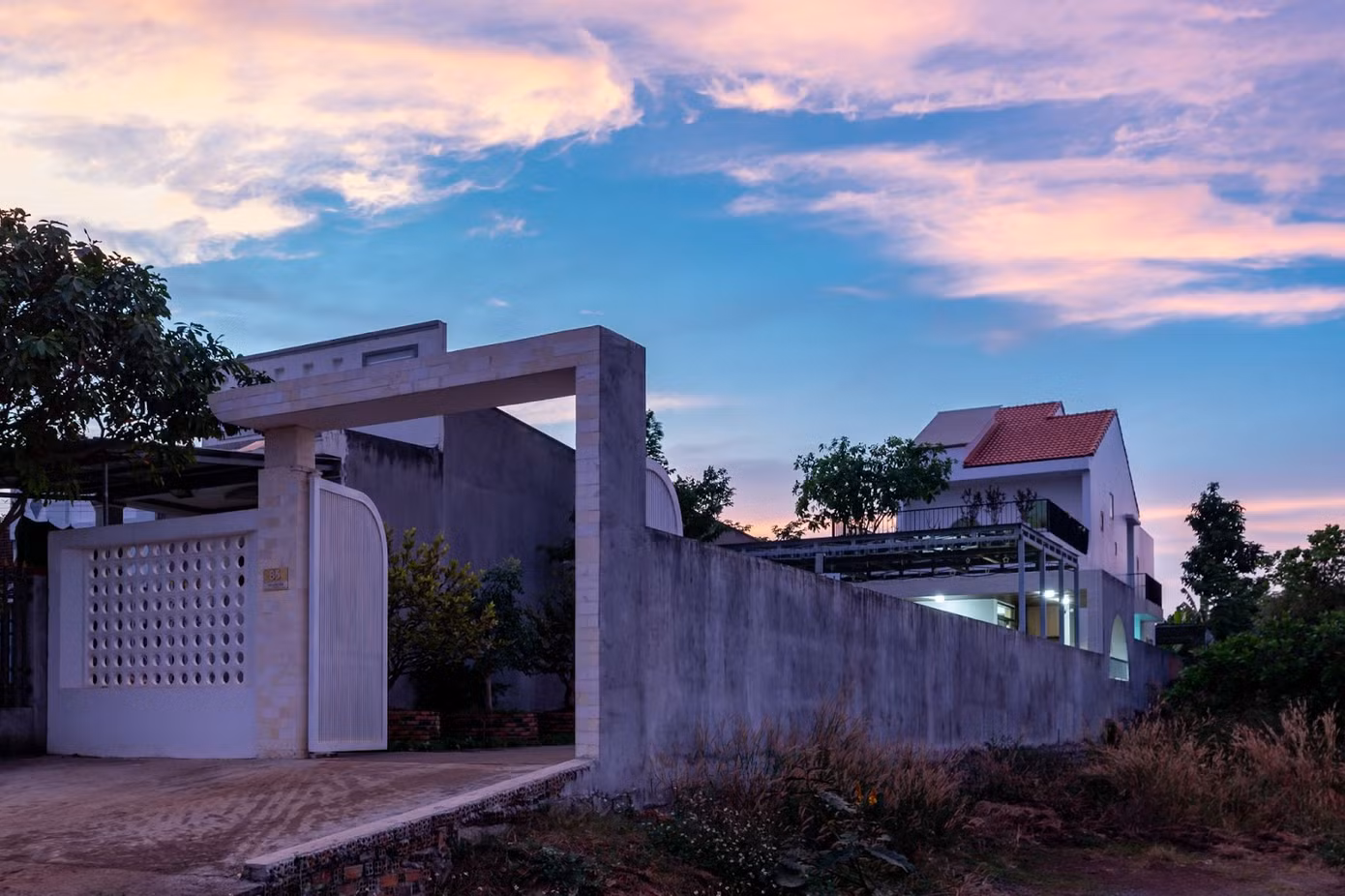Việc bố trí những không gian chuyển tiếp giữa bên ngoài và bên trong nhà, các khoảng hành lang và đặc biệt là một mái hiên lớn trước nhà vừa giảm bức xạ nhiệt vừa là không gian sinh hoạt quen thuộc của nhà ở xưa, từ ngồi chơi uống trà cho tới tiếp khách, ăn uống ngoài trời,...