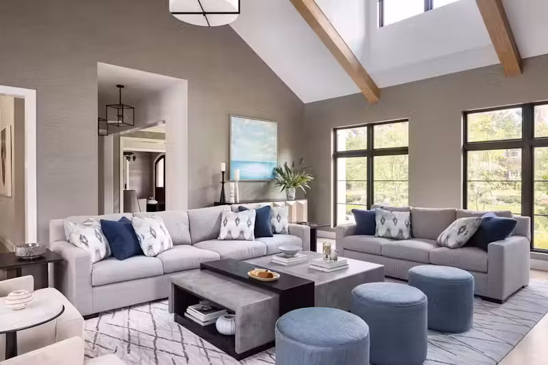 Điểm nhấn đáng chú ý trong không gian phòng khách là chiếc sofa dài, tạo sự thoải mái cho chủ nhà và khách khi vừa ngả lưng thư giãn vừa ngắm khung cảnh thiên nhiên. Không gian được bố trí cạnh khu vực bếp nướng ngoài trời, giúp việc kết nối bên trong và bên ngoài trở nên thuận tiện.