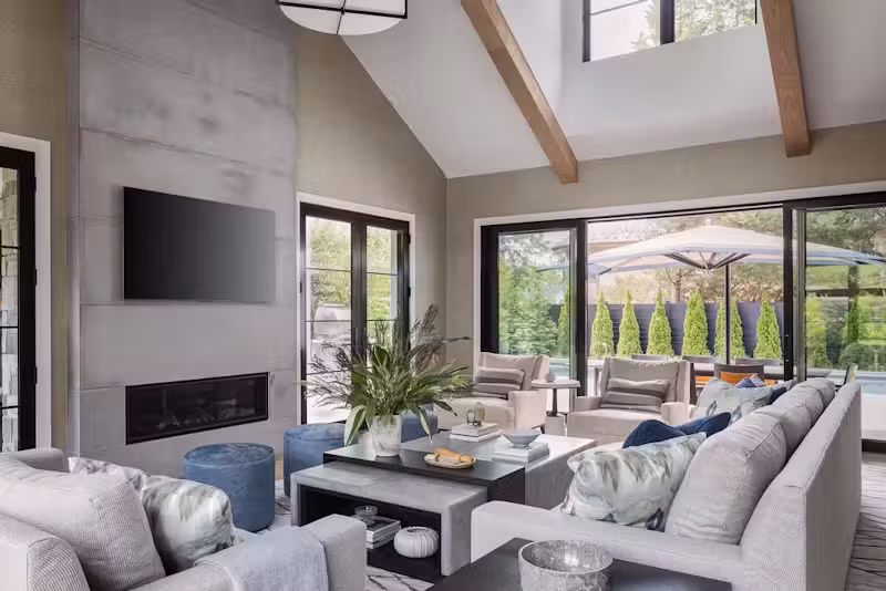 Điểm nhấn đáng chú ý trong không gian phòng khách là chiếc sofa dài, tạo sự thoải mái cho chủ nhà và khách khi vừa ngả lưng thư giãn vừa ngắm khung cảnh thiên nhiên. Không gian được bố trí cạnh khu vực bếp nướng ngoài trời, giúp việc kết nối bên trong và bên ngoài trở nên thuận tiện.