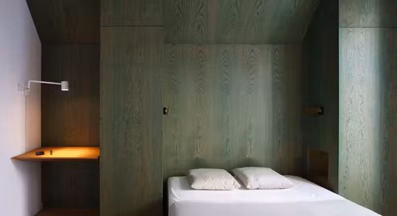 Phòng ngủ lấy tông màu xanh làm chủ đạo theo ý muốn của chủ nhà, làm tăng cảm giác thoải mái, thư giãn khi nghỉ ngơi.