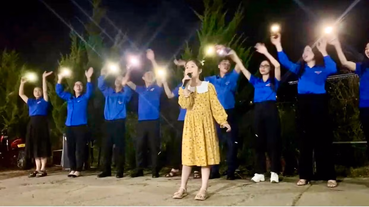 Những em nhỏ theo các anh chị Tỉnh Đoàn có mặt tại xóm trọ đem lời ca, tiếng hát gửi đến người dân xóm chạy thận.