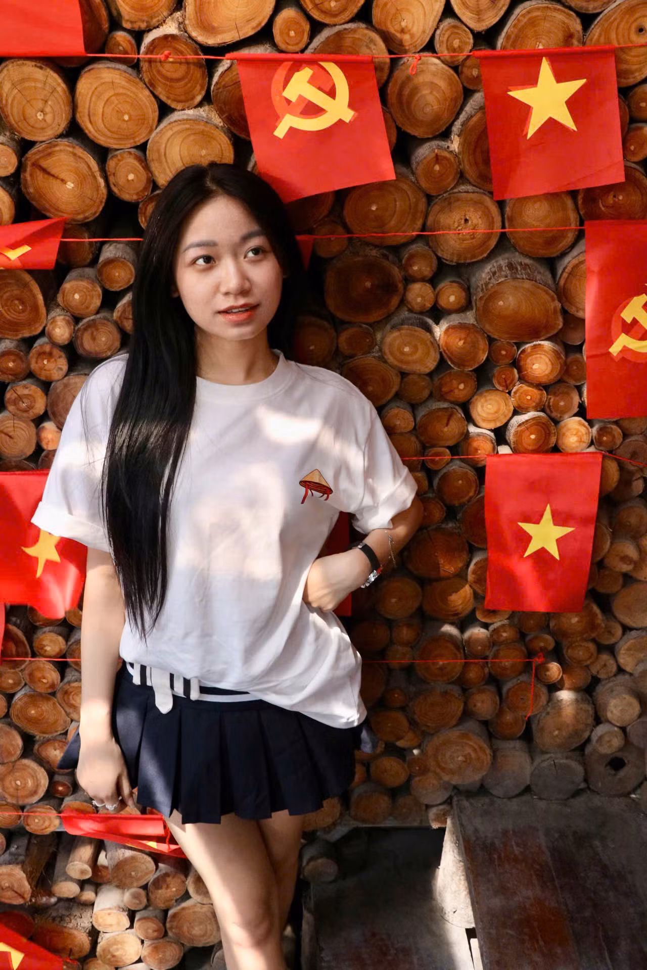 Nhiều bạn trẻ "đầu tư" thêm trang phục như áo dài, áo phông in hình cờ Tổ quốc, nón lá, bản đồ Việt Nam,... hoặc những dòng chữ thể hiện tình yêu, khẳng định chủ quyền dân tộc như "Người Việt Nam", "Độc lập - Tự do - Hạnh phúc", "Hoàng Sa, Trường Sa là của Việt Nam",... để chụp hình kỷ niệm.